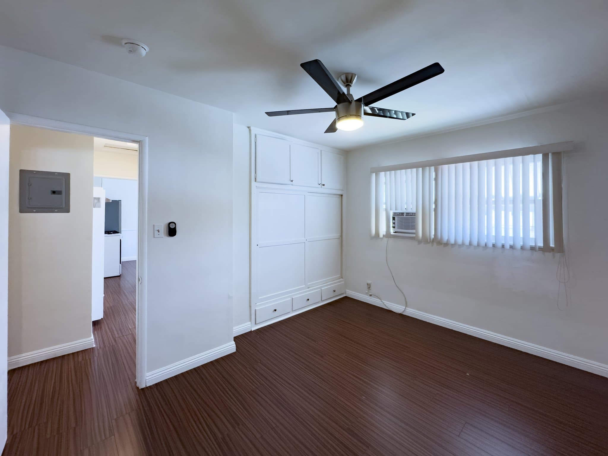 Glendale Apartment: 421 E Acacia Ave