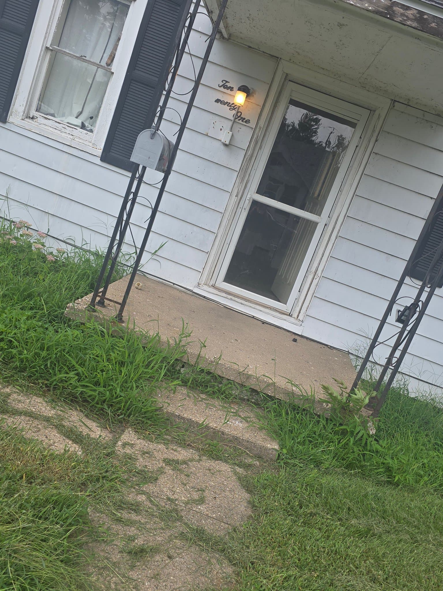 Pekin House: 1021 Maple St.