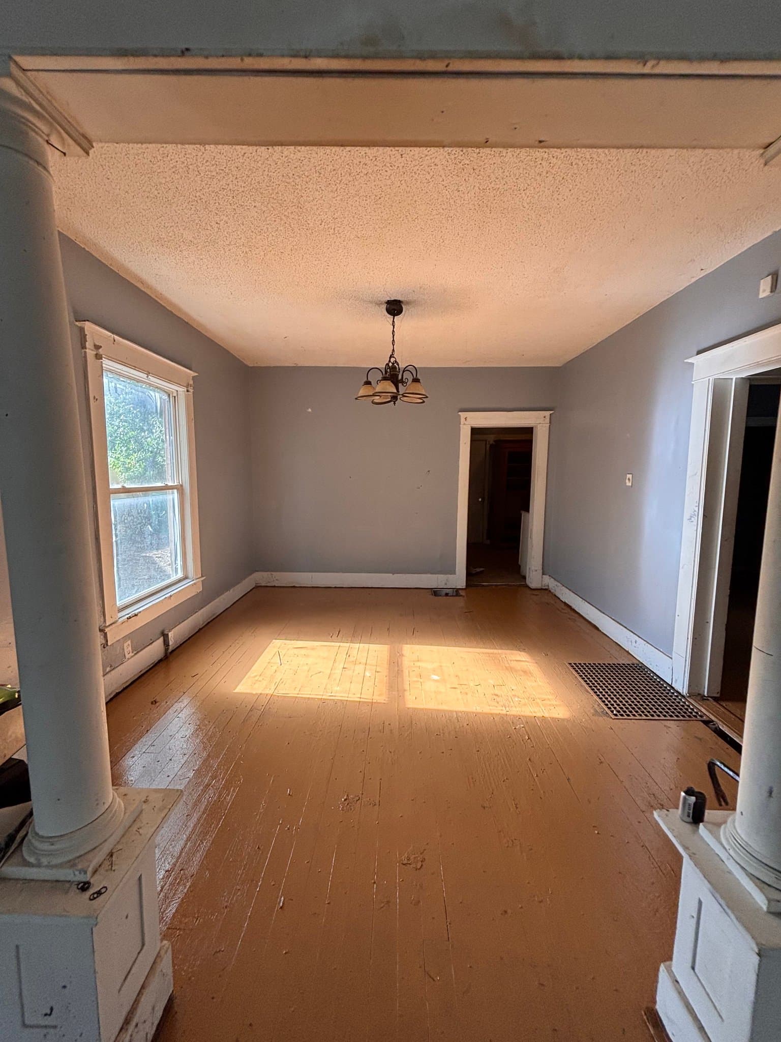 Decatur House: 2648 E Prairie St.