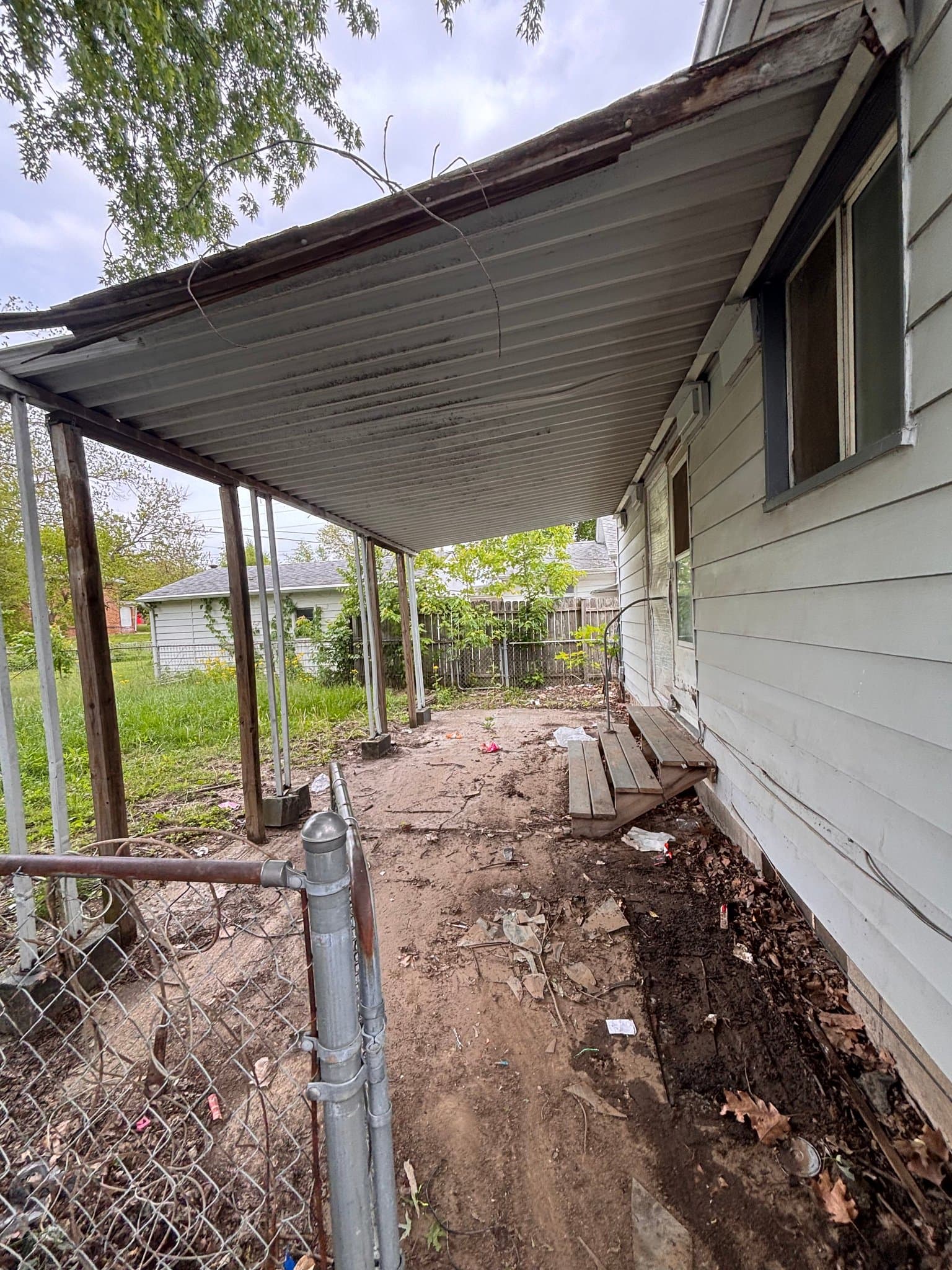 Decatur House: 2648 E Prairie St.