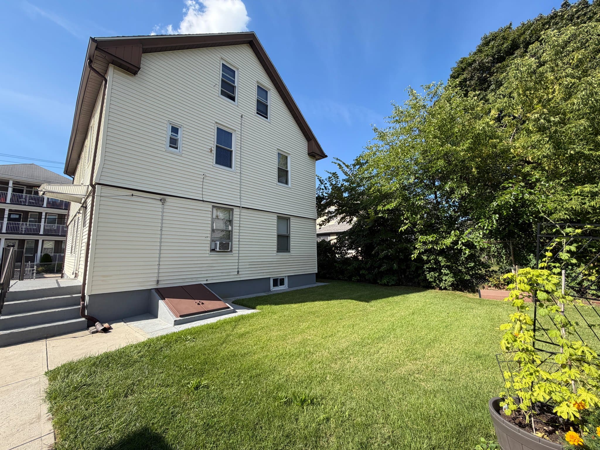 East Providence Apartment: 49 Ivy St