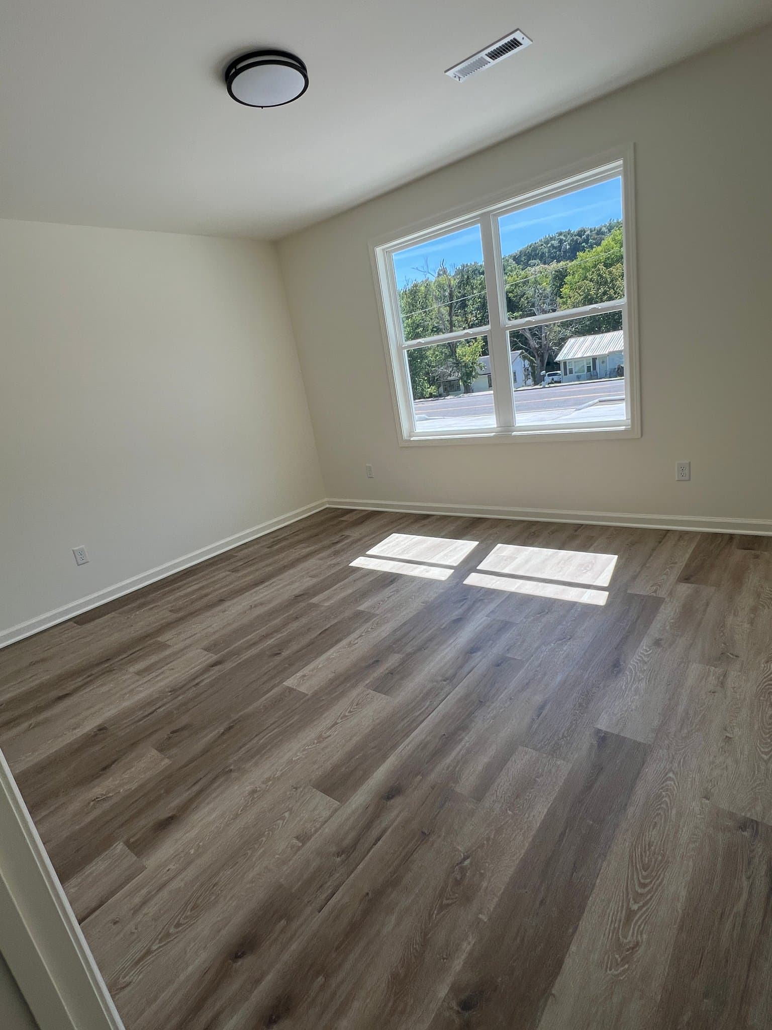 WOODBURY Townhome: 933 S McCrary St