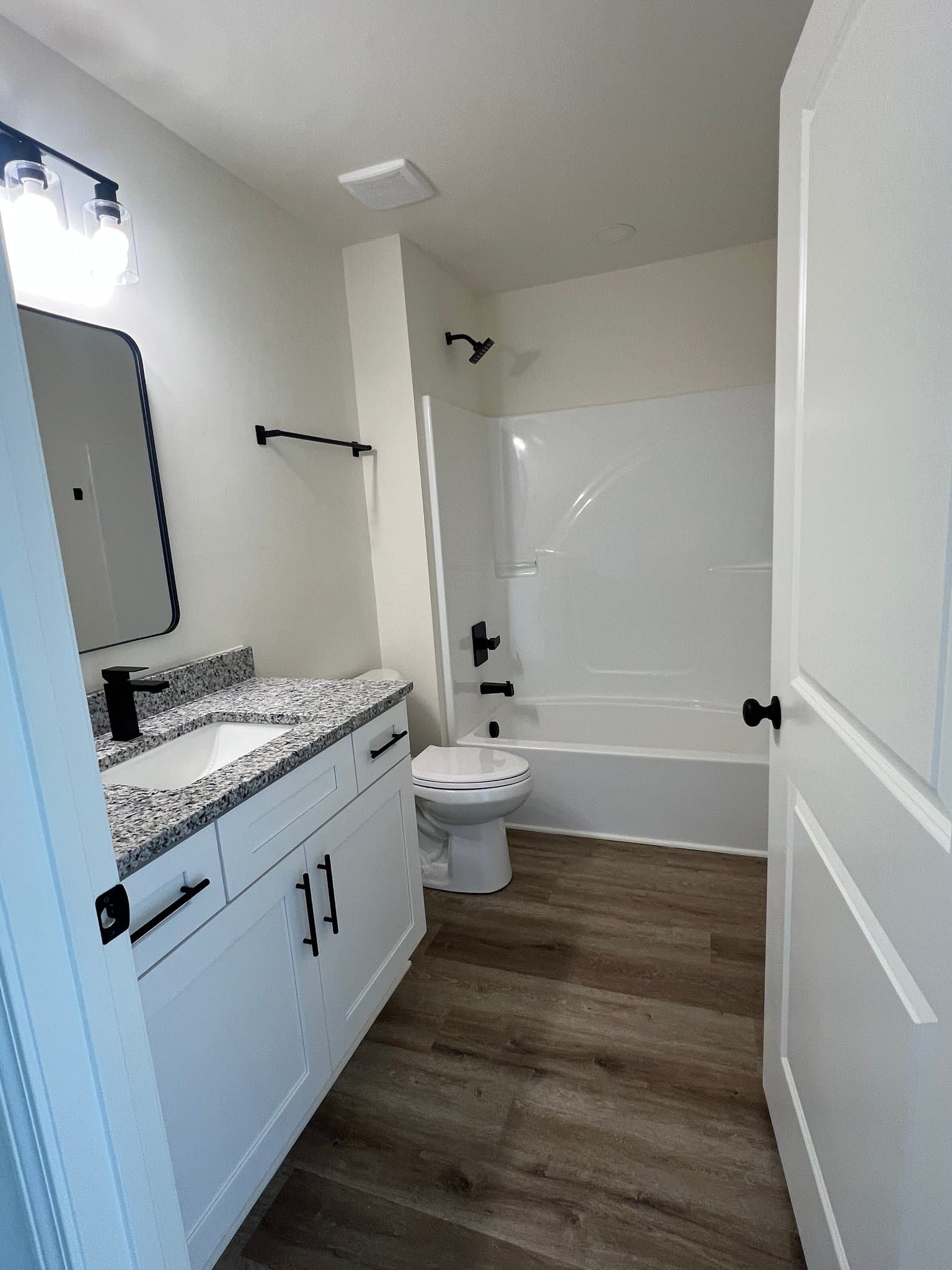 WOODBURY Townhome: 933 S McCrary St