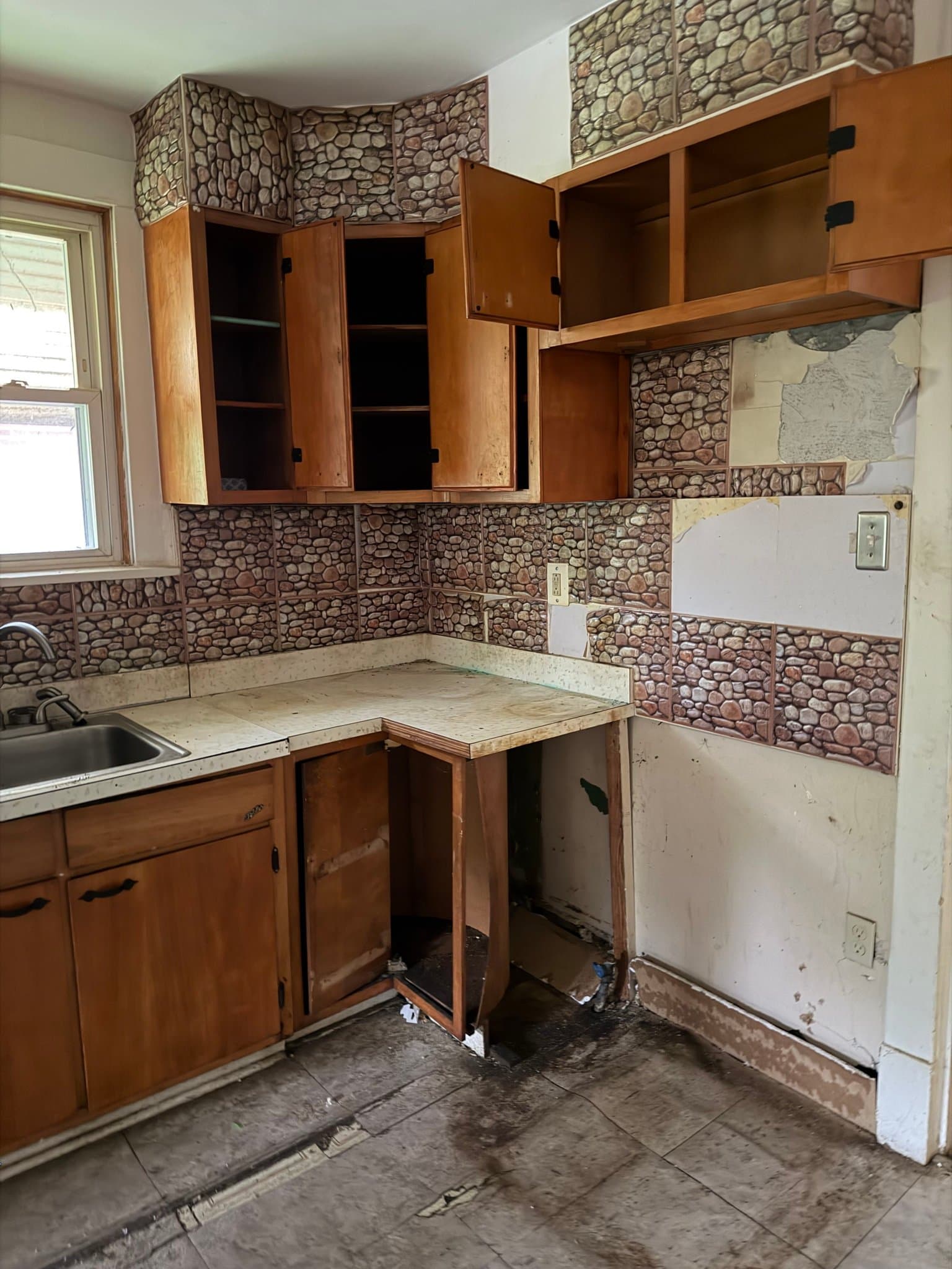 St.Louis House: 6580 Saint Louis Ave.
