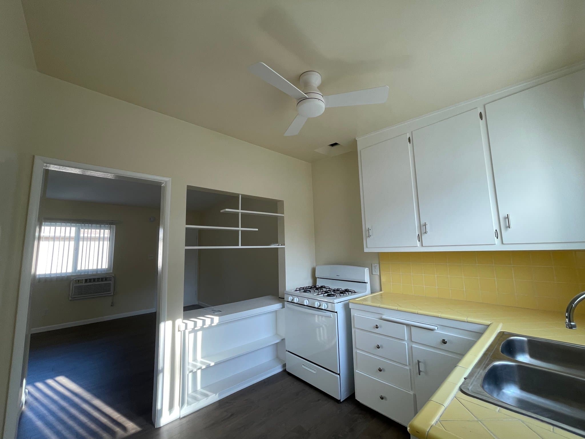 Van Nuys Apartment: 14207 Sylvan St