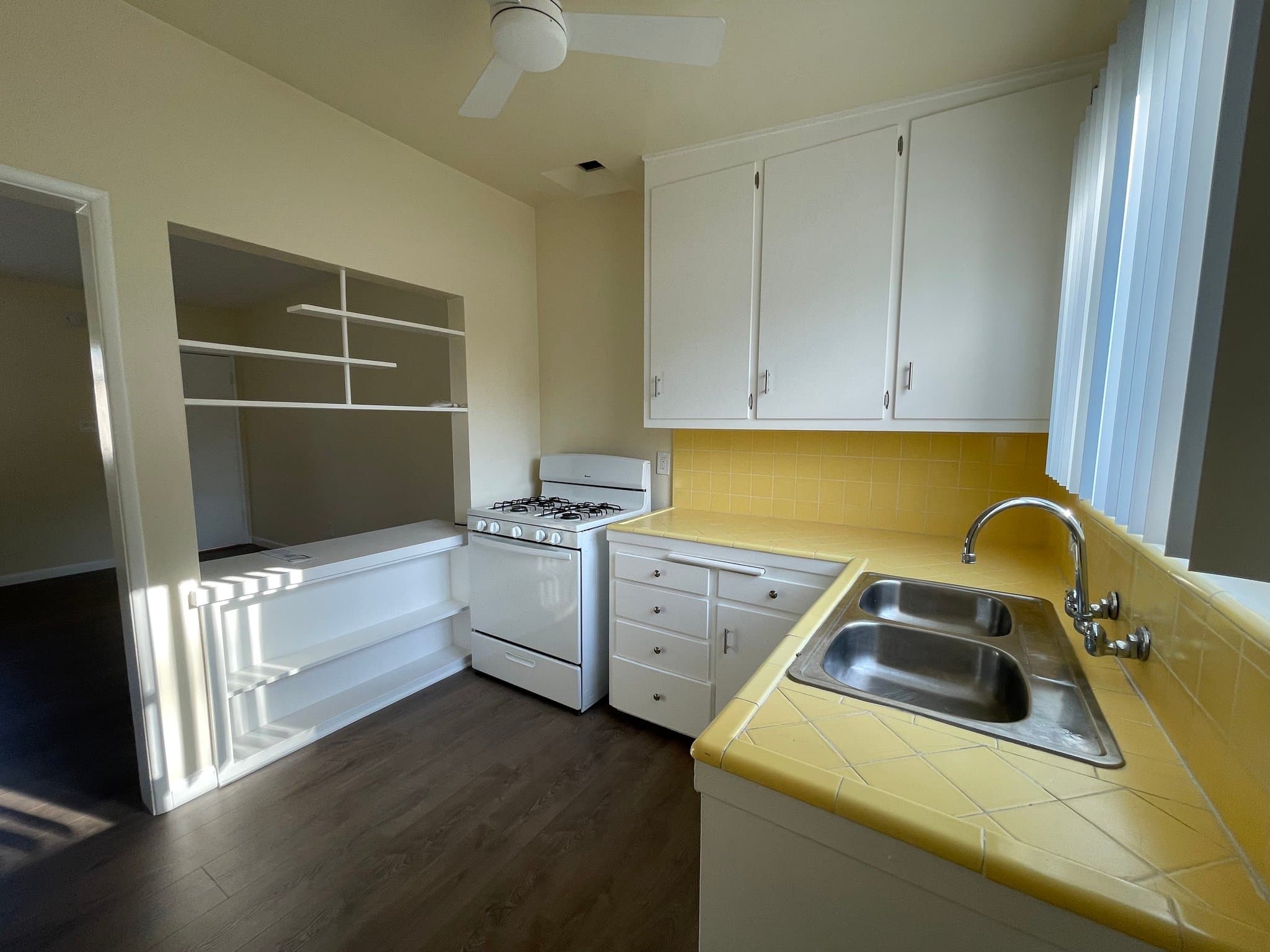 Van Nuys Apartment: 14207 Sylvan St