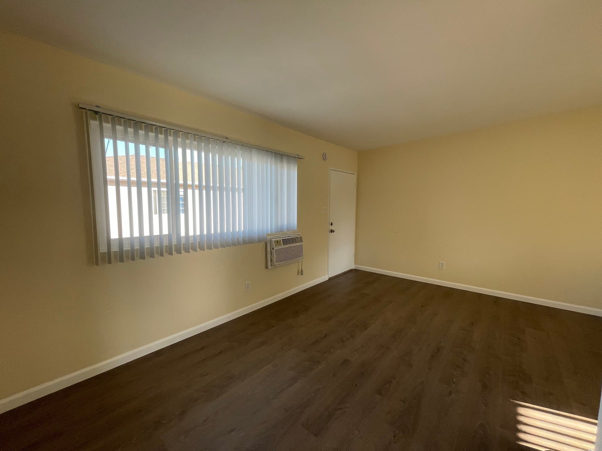Van Nuys Apartment: 14207 Sylvan St