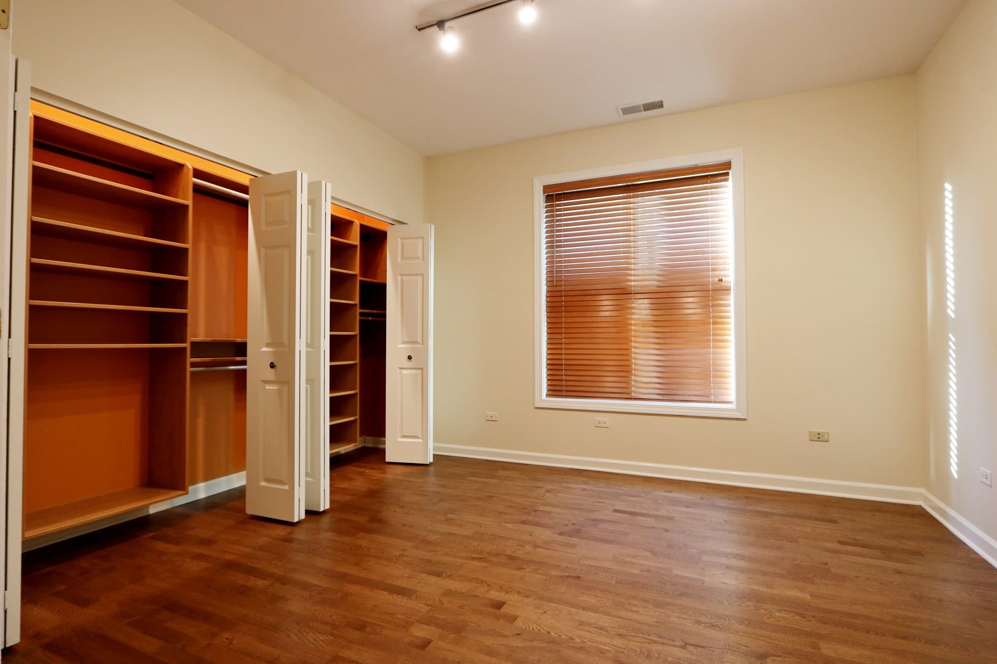 Chicago Condo: 4230 N Broadway St