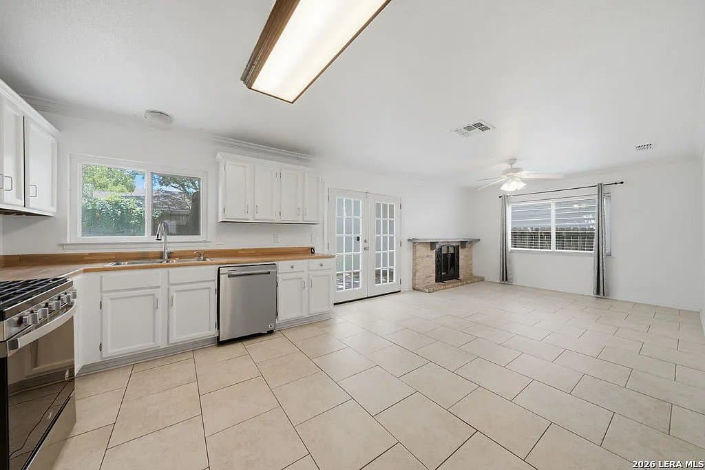 San Antonio House: 5930 Oak Run Street
