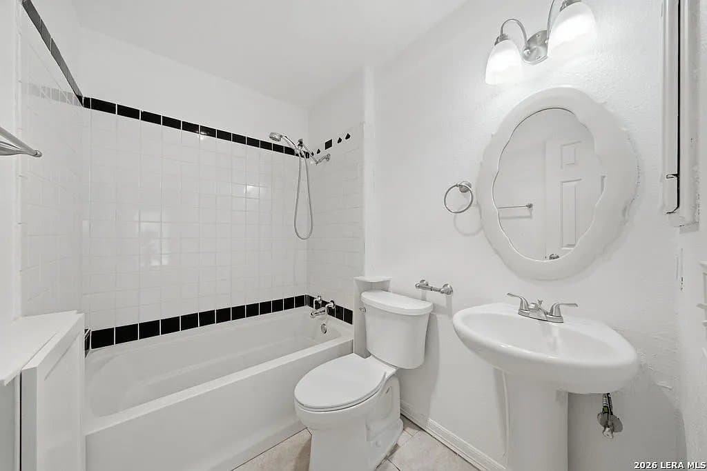 San Antonio House: 5930 Oak Run Street