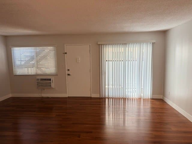 Van Nuys Apartment: 14925 Sherman Way