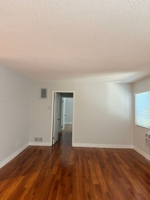 Van Nuys Apartment: 14925 Sherman Way