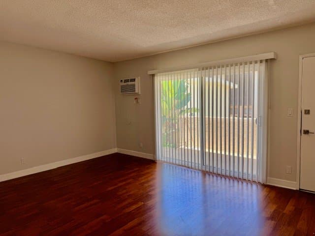 Van Nuys Apartment: 14925 Sherman Way