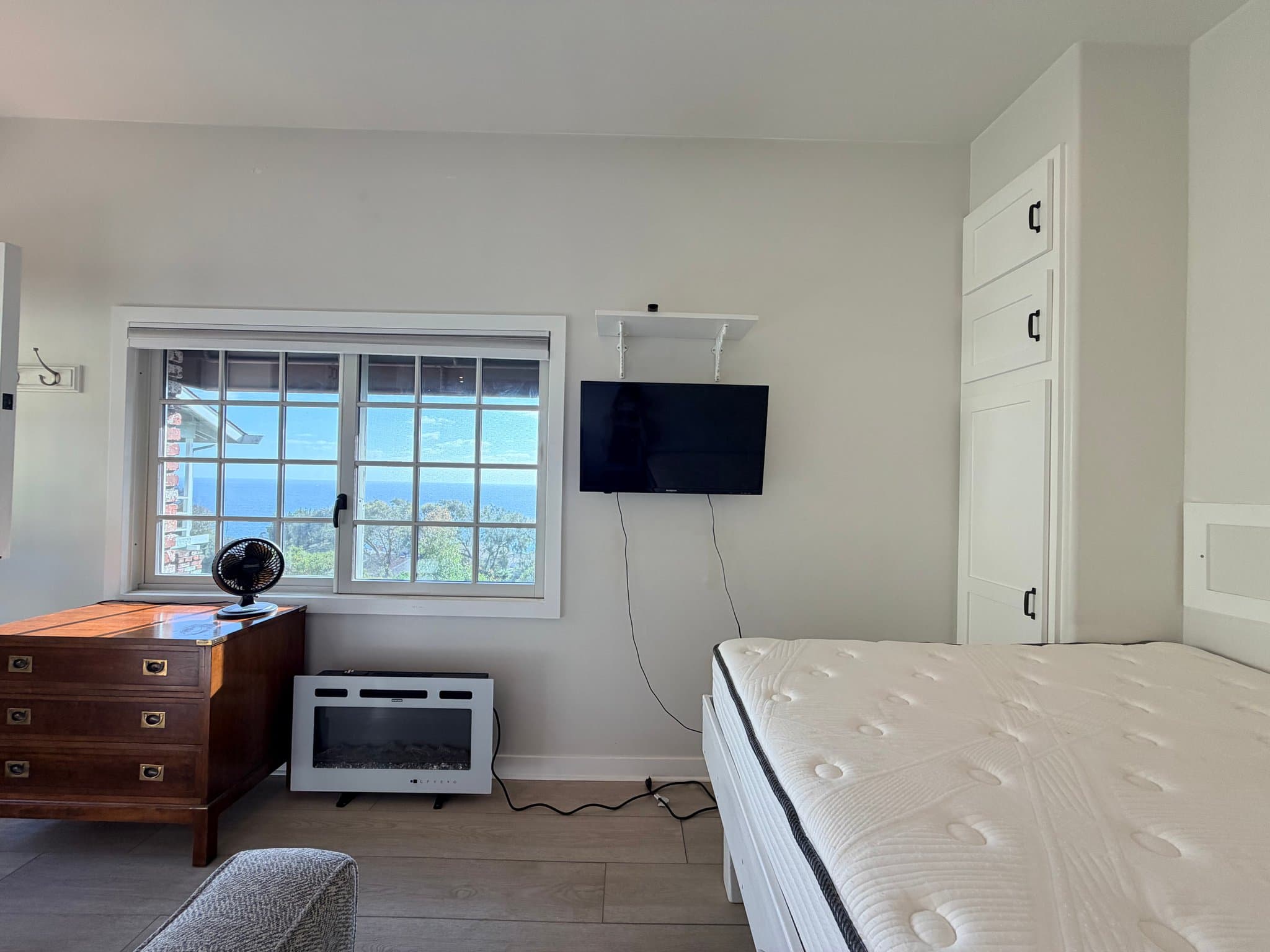 Laguna Beach Apartment: 30 N Stonington Rd