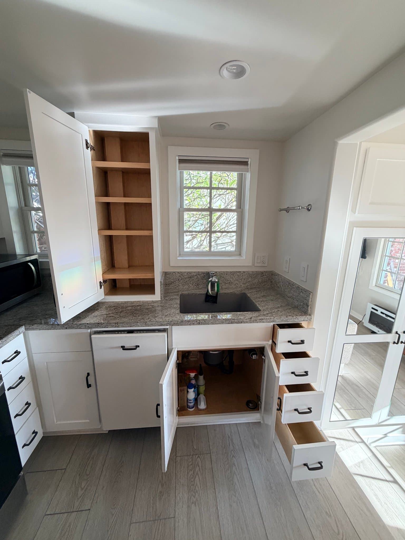 Laguna Beach Apartment: 30 N Stonington Rd