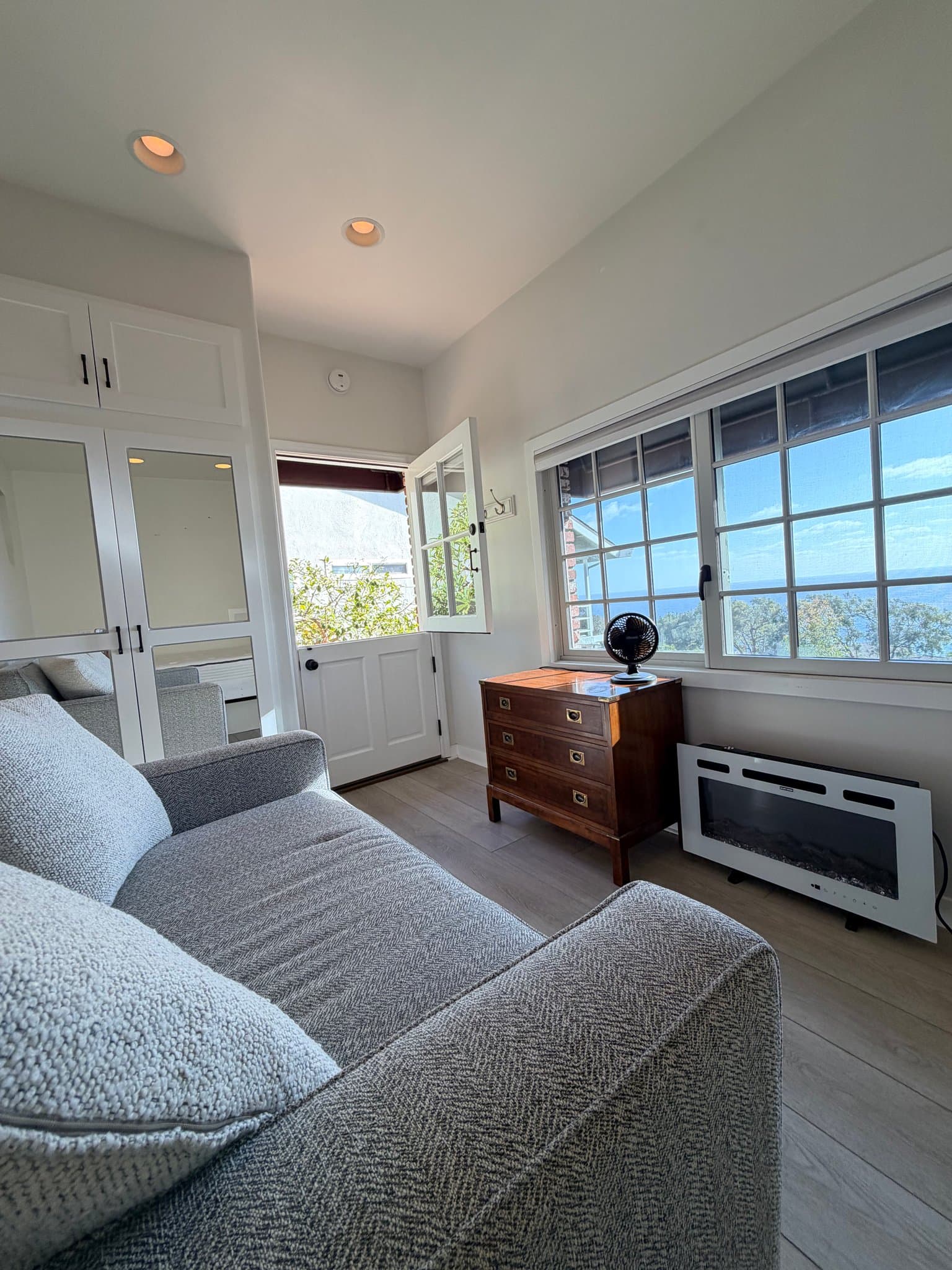 Laguna Beach Apartment: 30 N Stonington Rd