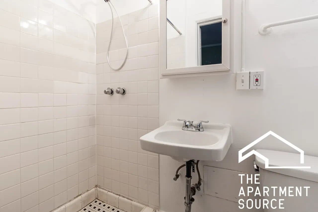 Chicago Apartment: 3831 North Fremont Street #111 Chicago, IL 60613
