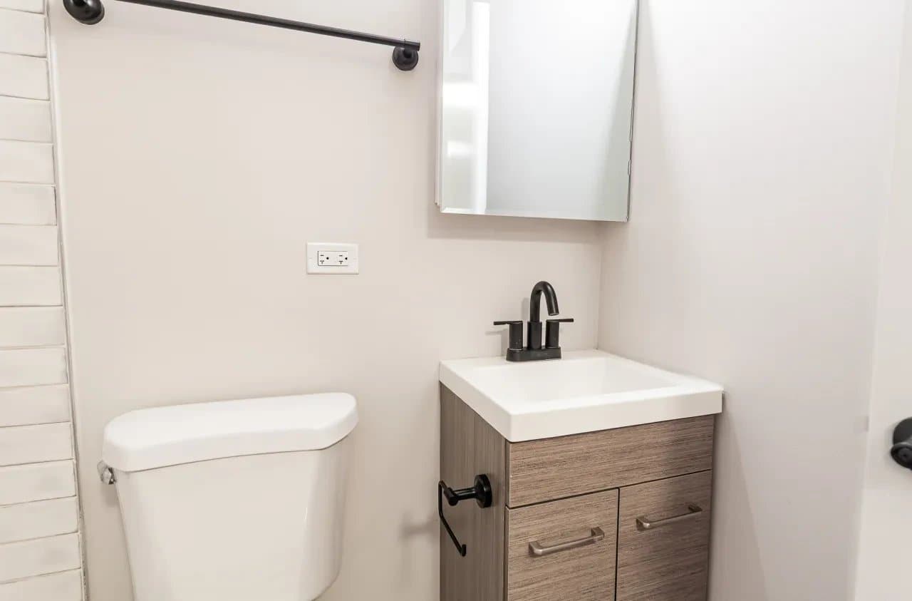 Chicago Apartment: 656 West Wrightwood Avenue #207 Chicago, IL 60614