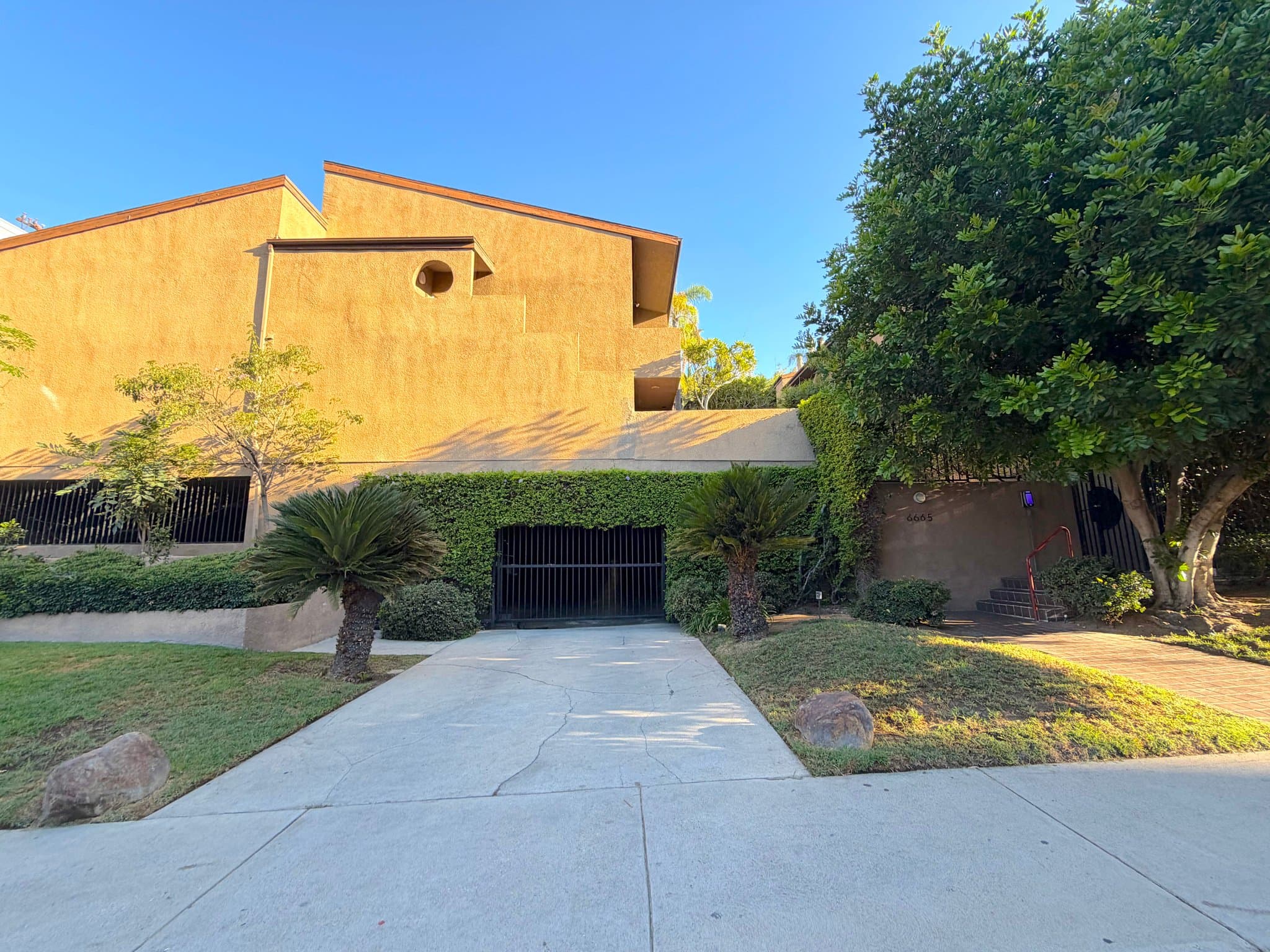 Los Angeles Condo: 6665 Franklin Ave