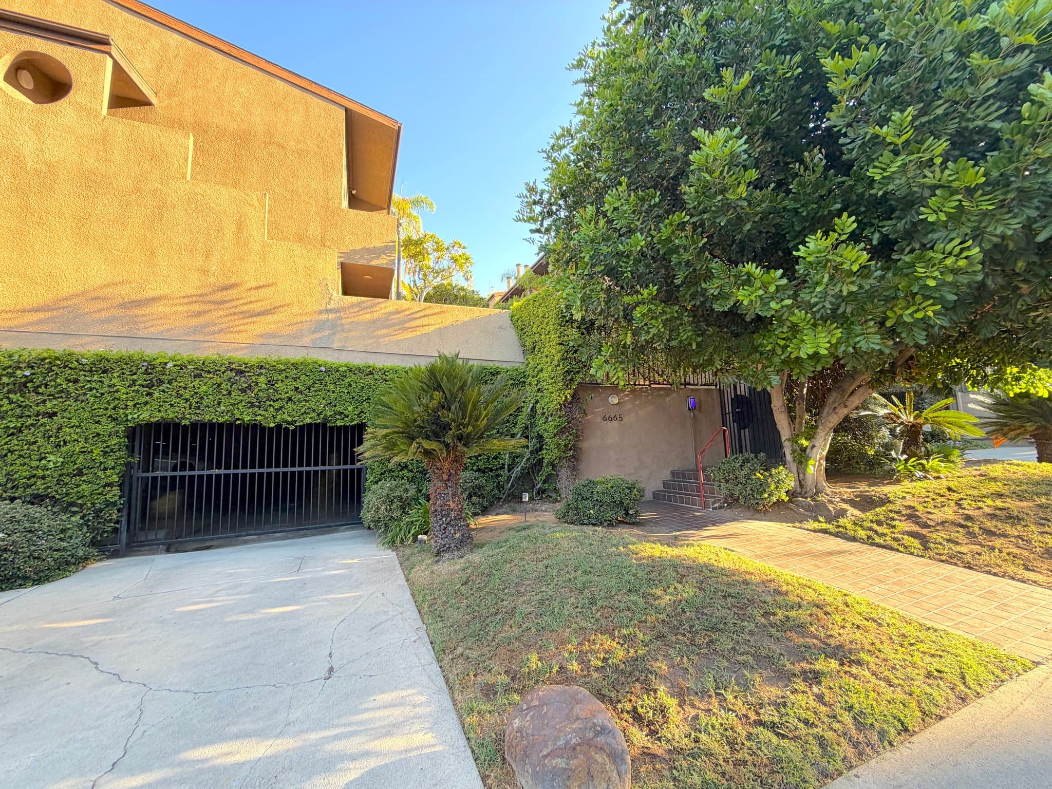 Los Angeles Condo: 6665 Franklin Ave