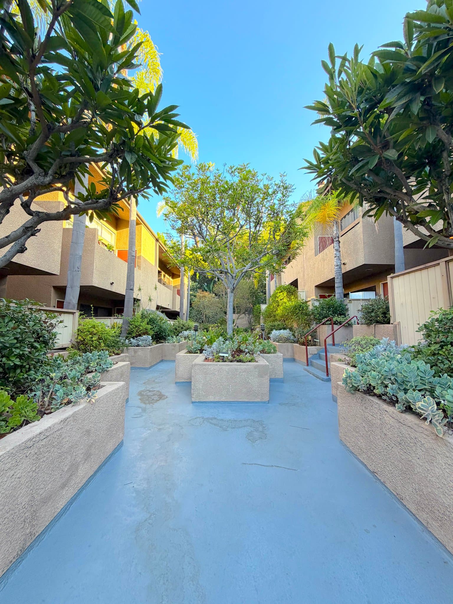 Los Angeles Condo: 6665 Franklin Ave