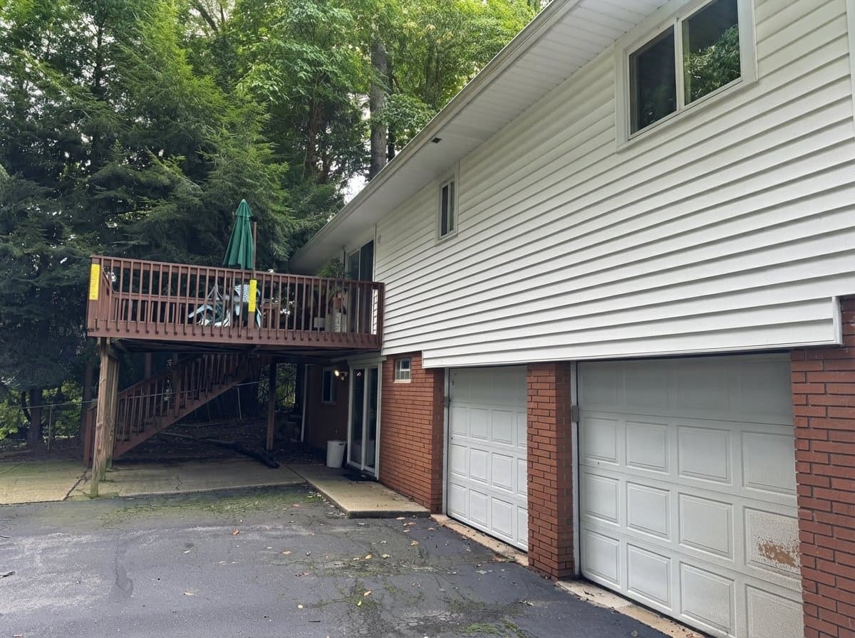 Akron House: 3831 N Glenridge Rd