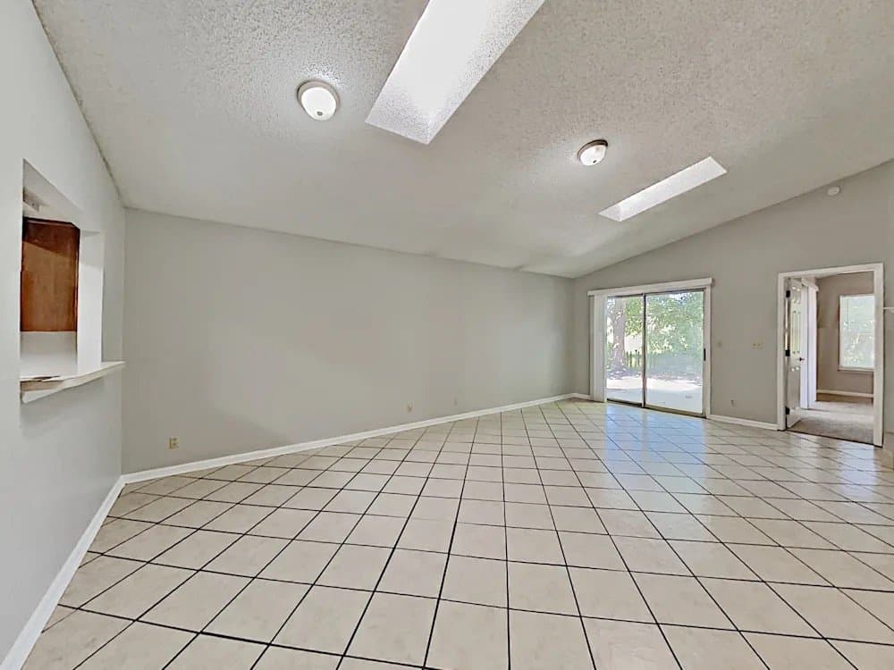 Jacksonville House: 385 Filmore Dr
