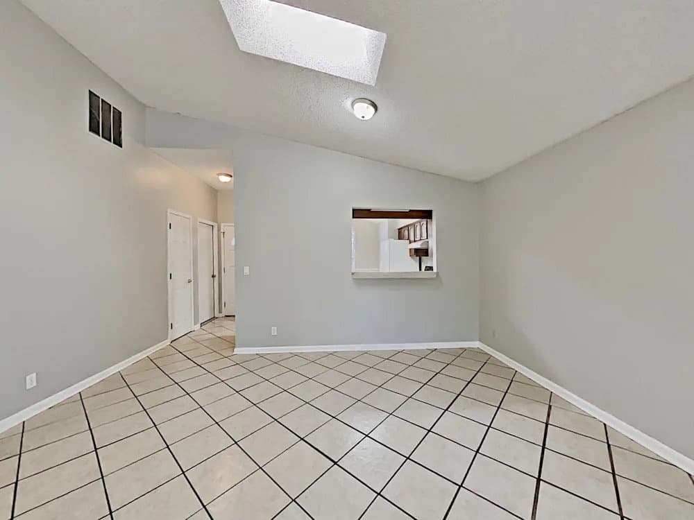 Jacksonville House: 385 Filmore Dr