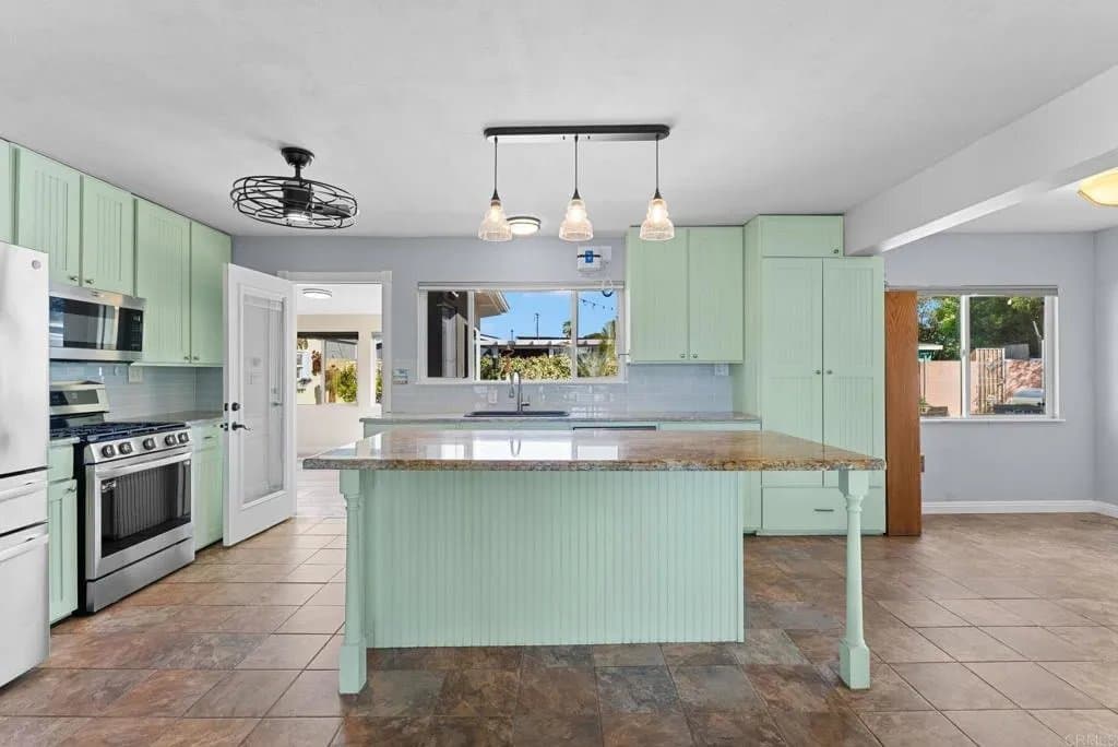 Oceanside Single Room: 509 Sunset Dr