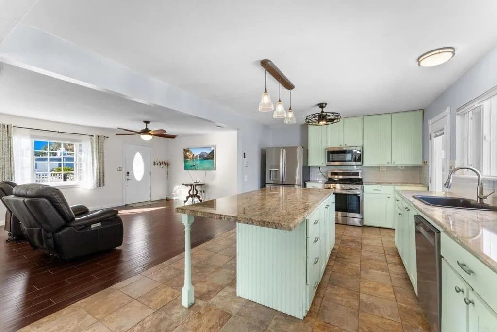 Oceanside Single Room: 509 Sunset Dr