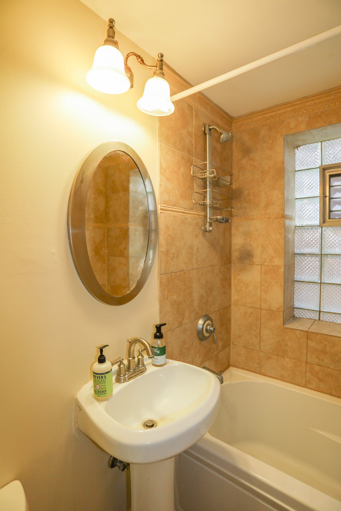 Chicago Apartment: 2050 Summerdale