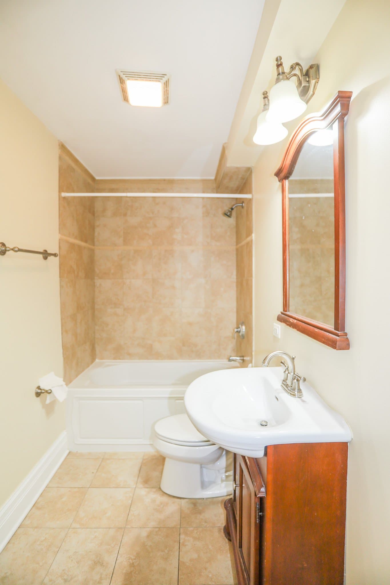 Chicago Apartment: 2050 Summerdale