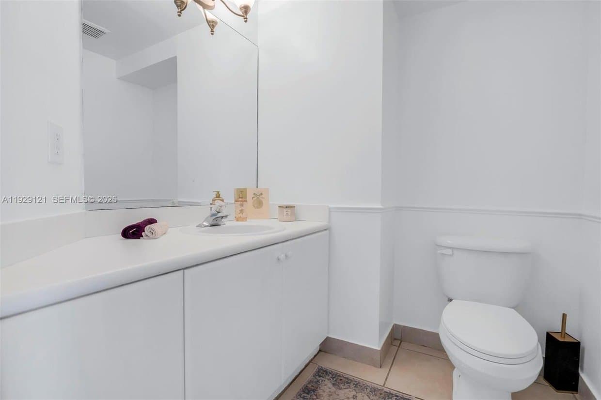 Hialeah Townhome: 17710 NW 73 ave