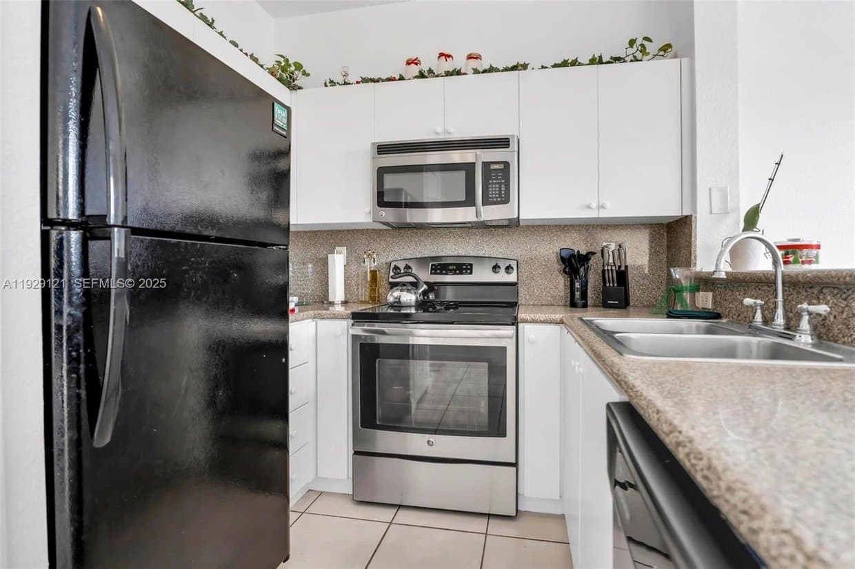 Hialeah Townhome: 17710 NW 73 ave
