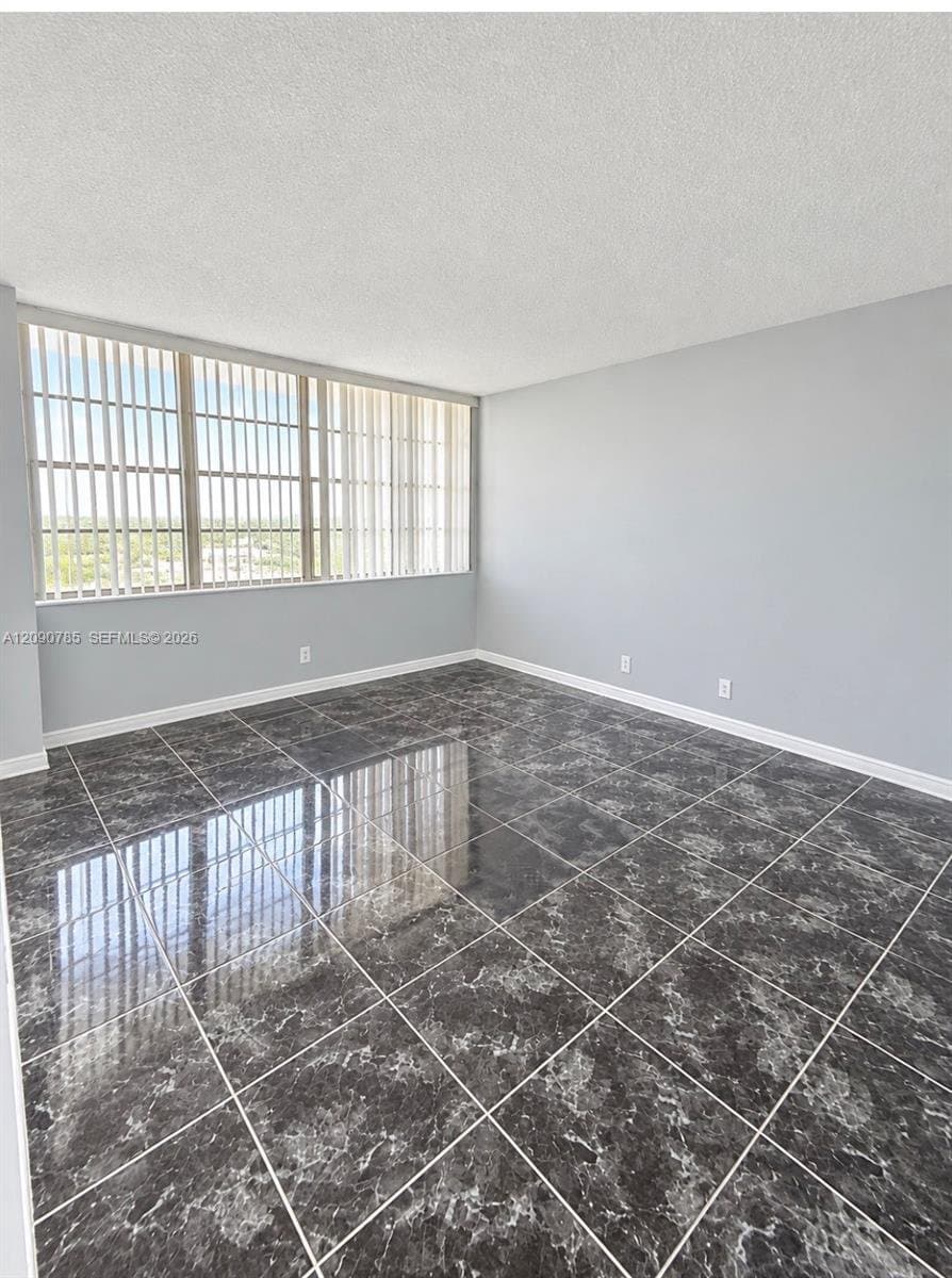NORTH MIAMI BEACH Condo: 2025 NE 164th St