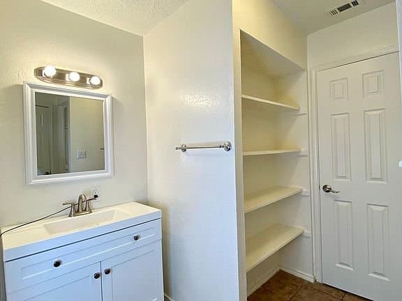 Dallas House: 1415 Reynoldston Ln