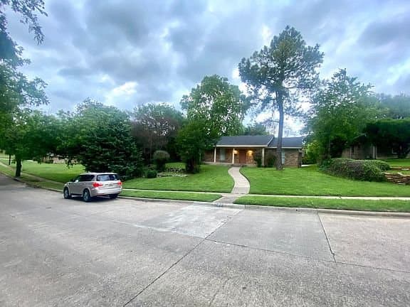 Dallas House: 1415 Reynoldston Ln