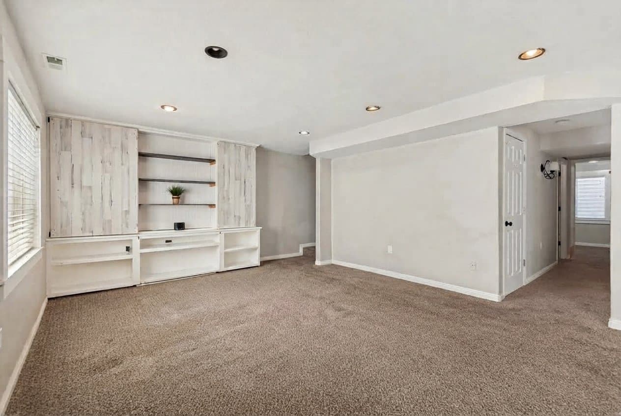 Eagle Mountain House: 3949 E Sioux St