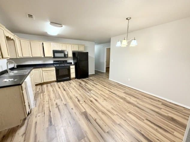 Farmington Multiplex: 169 N Killdeer Dr