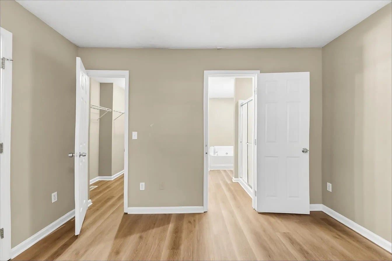 Raleigh Multiplex: 4704 Courtside Pl