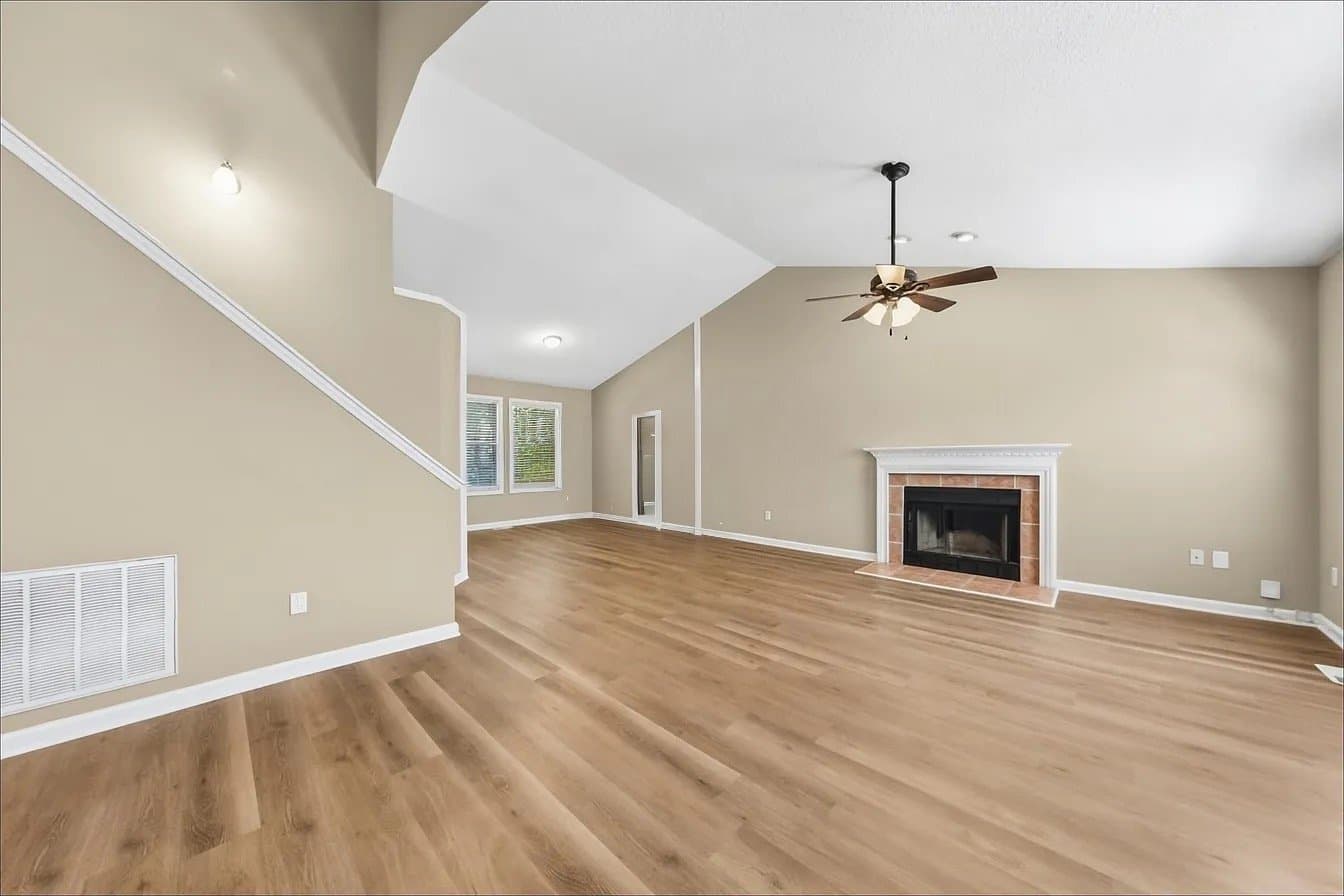 Raleigh Multiplex: 4704 Courtside Pl