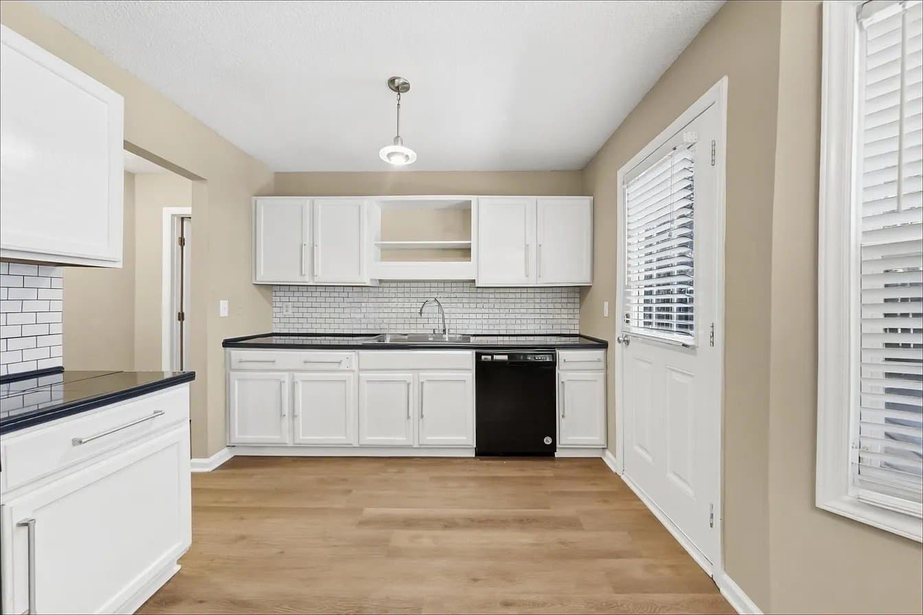 Raleigh Multiplex: 4704 Courtside Pl
