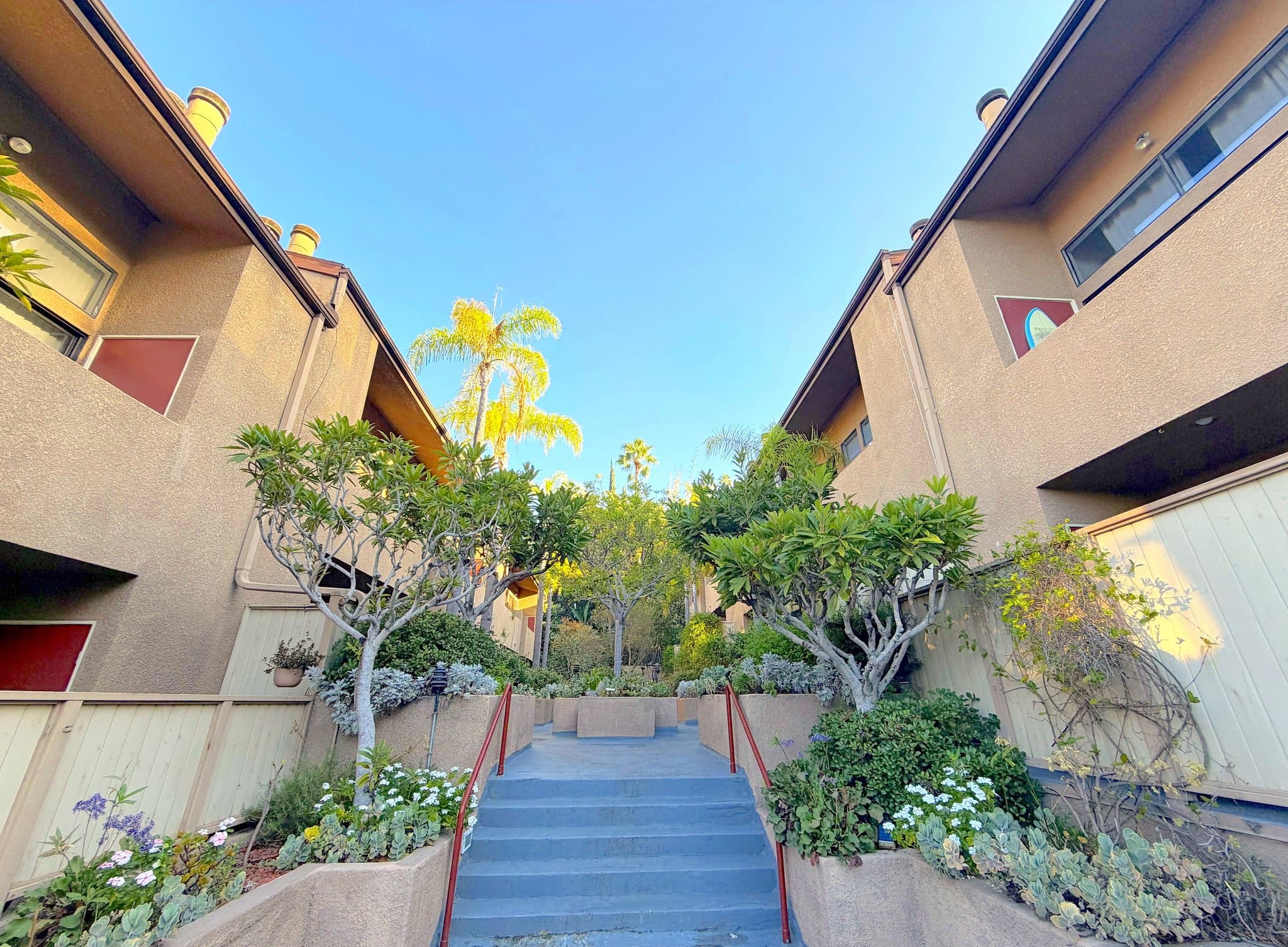 Los Angeles Condo: 6665 Franklin Ave