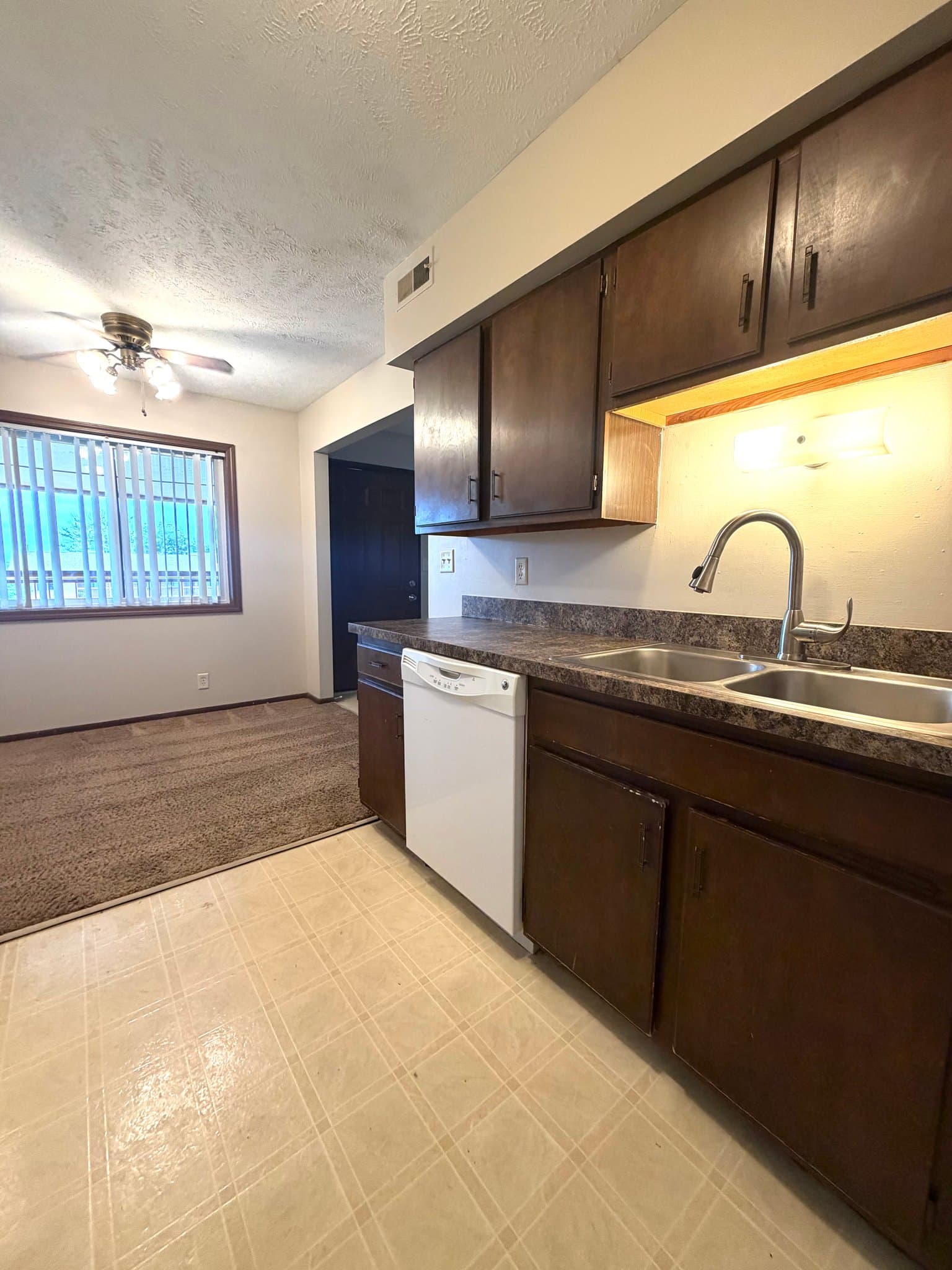 Lincoln Apartment: 1842 Knox