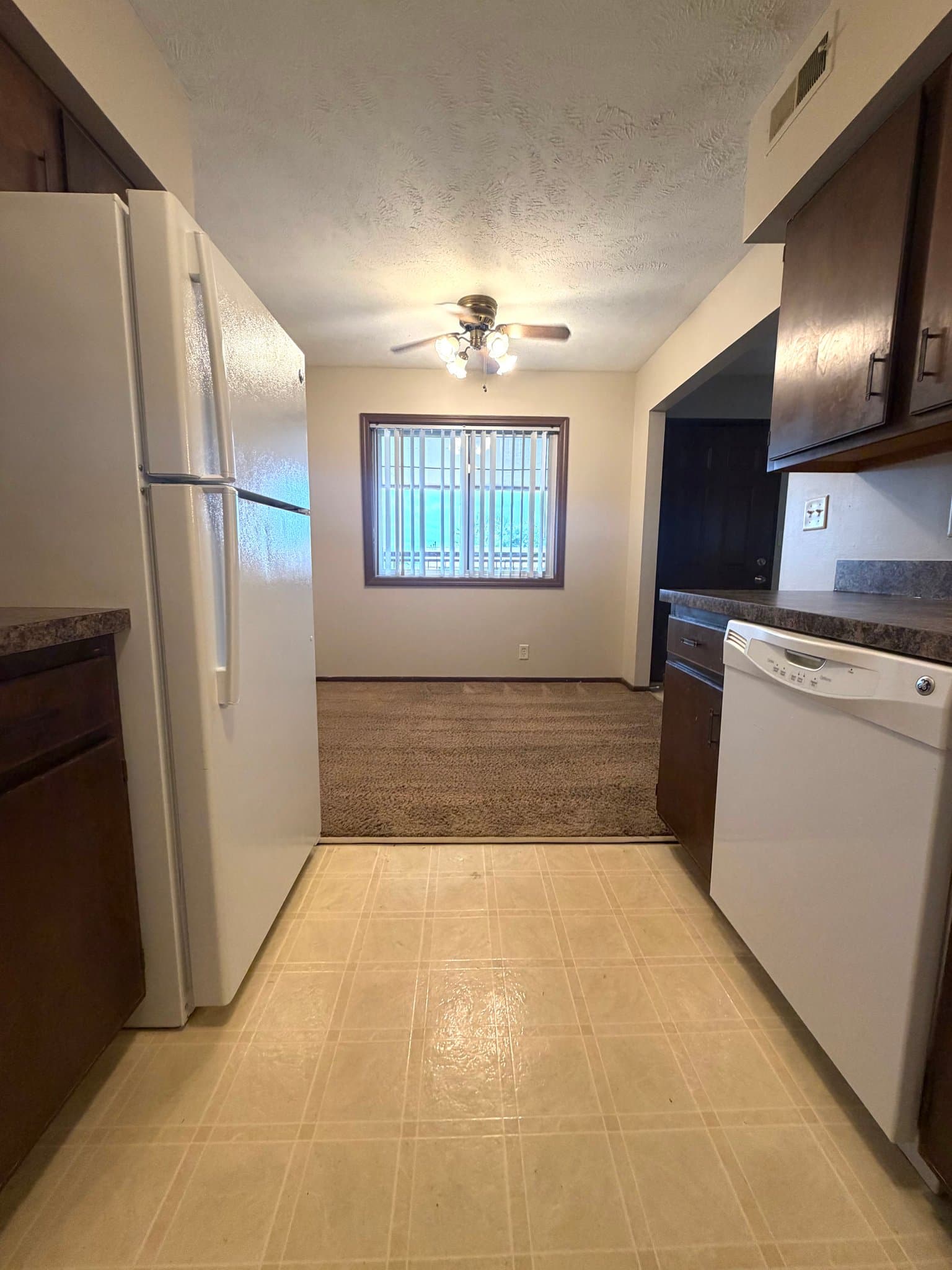 Lincoln Apartment: 1842 Knox