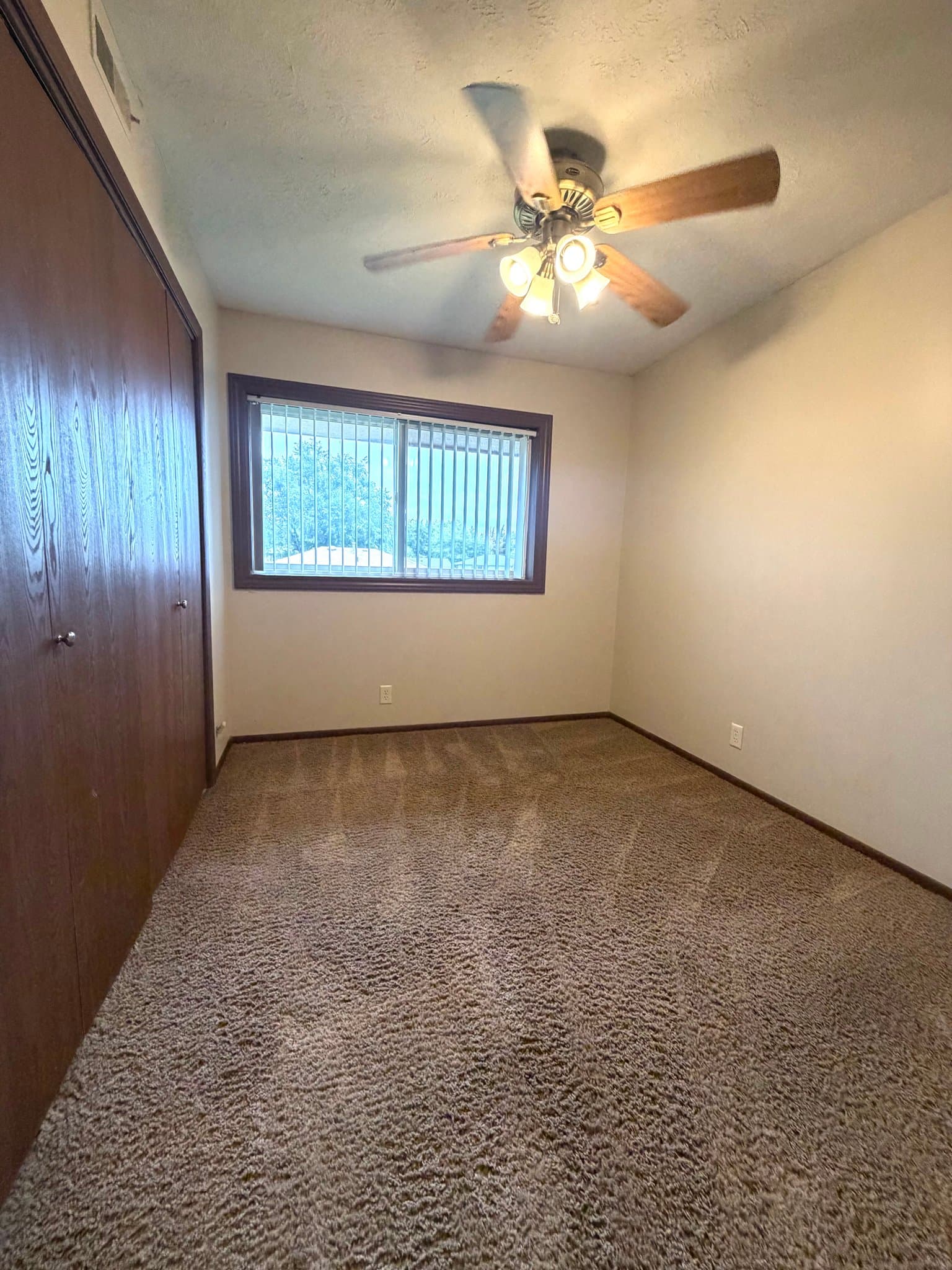 Lincoln Apartment: 1842 Knox