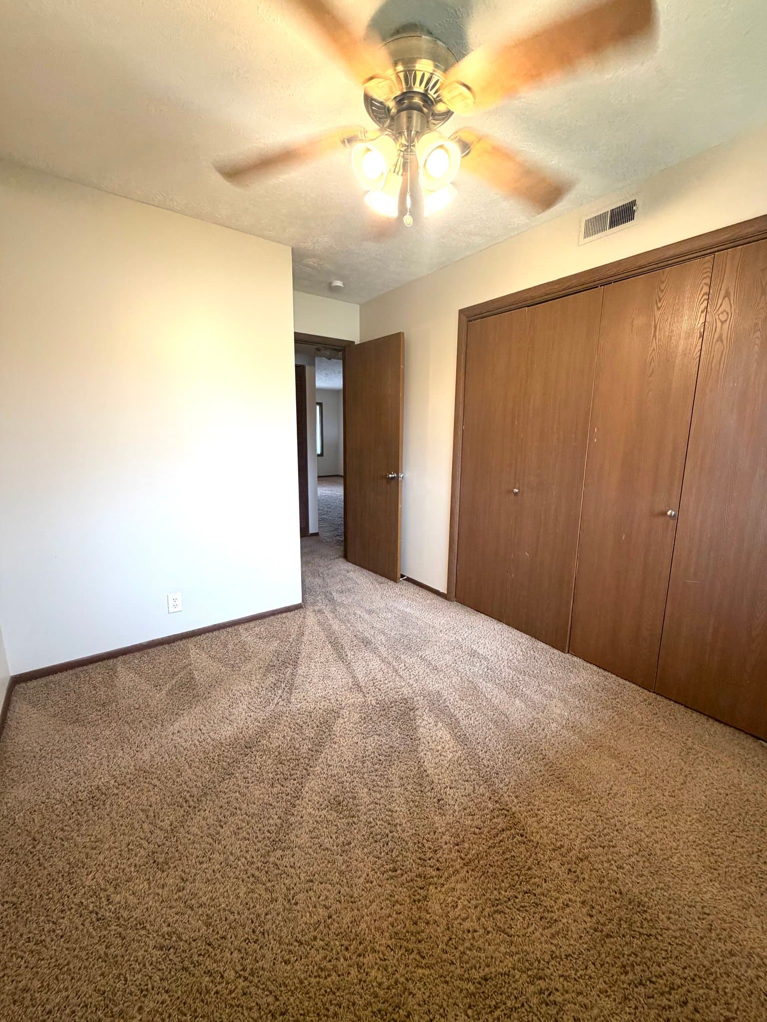 Lincoln Apartment: 1842 Knox