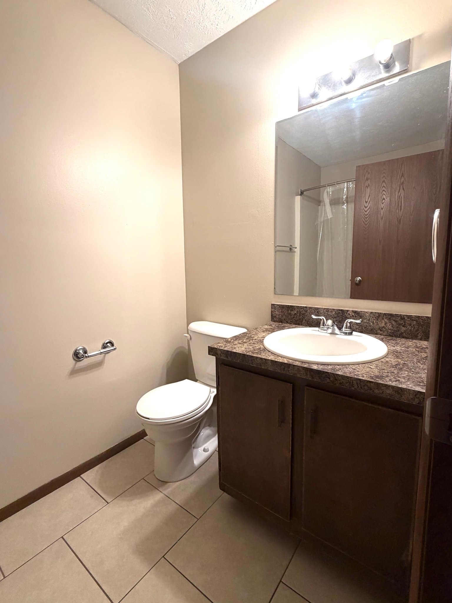 Lincoln Apartment: 1842 Knox