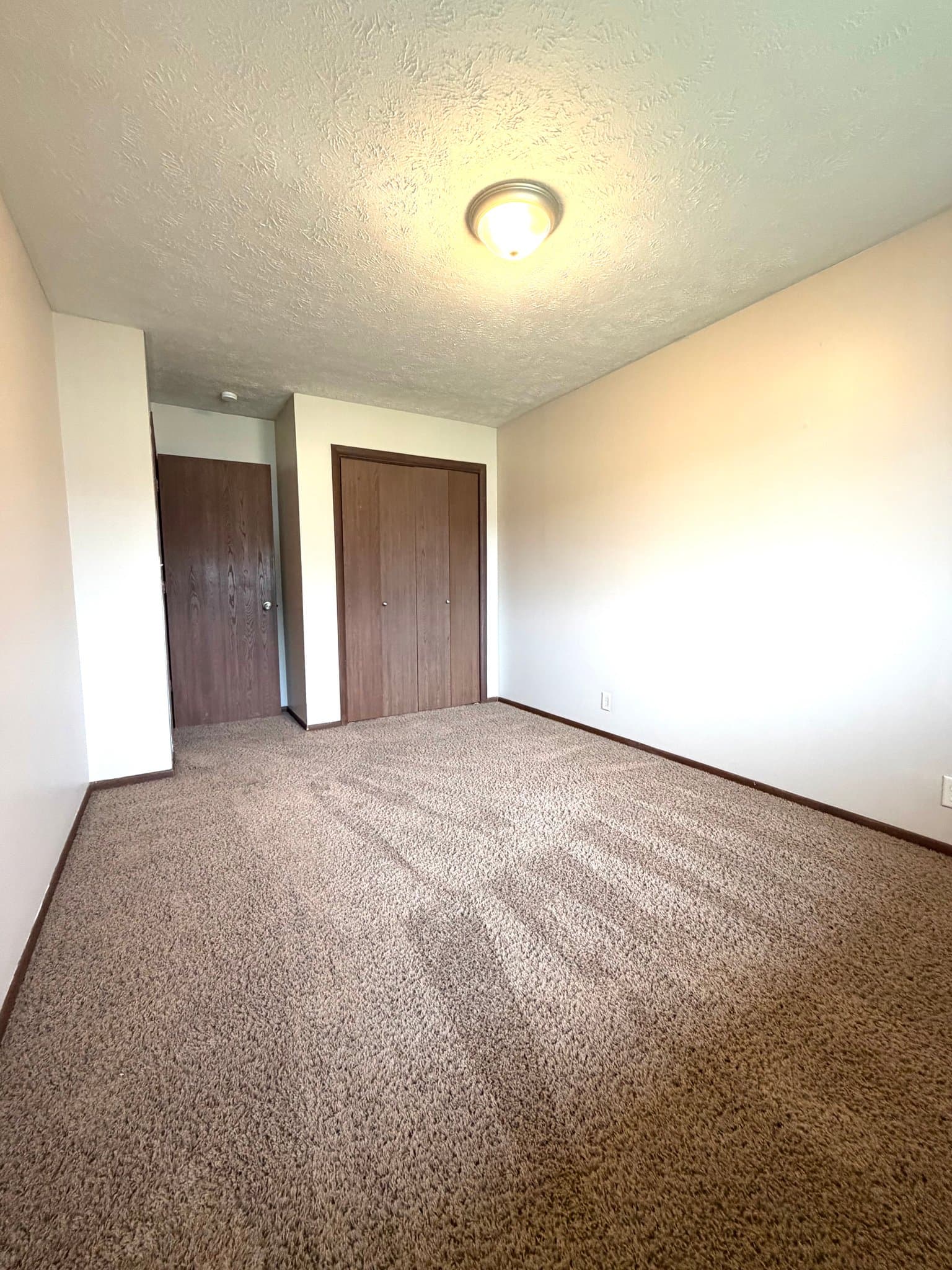 Lincoln Apartment: 1842 Knox
