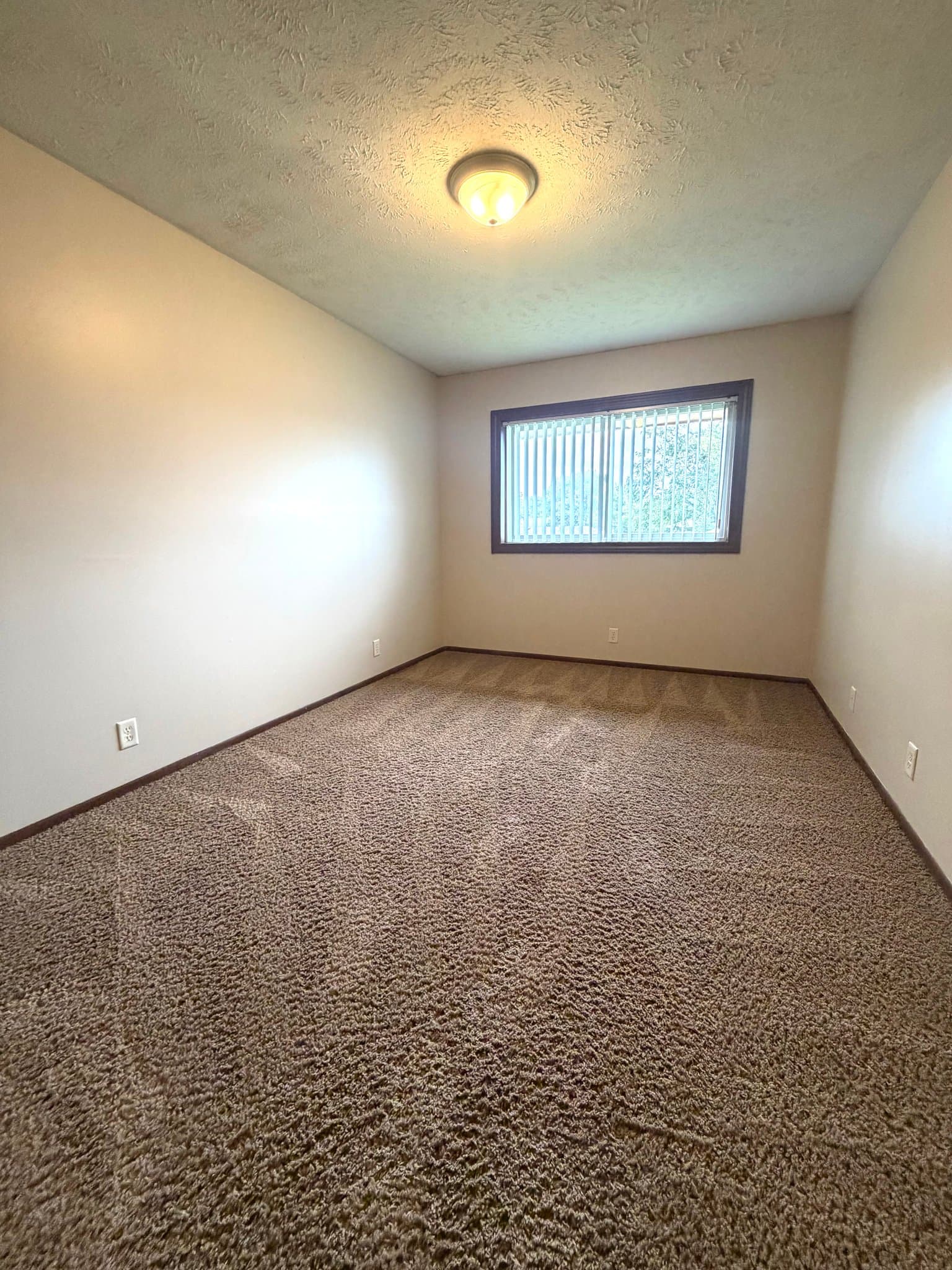 Lincoln Apartment: 1842 Knox